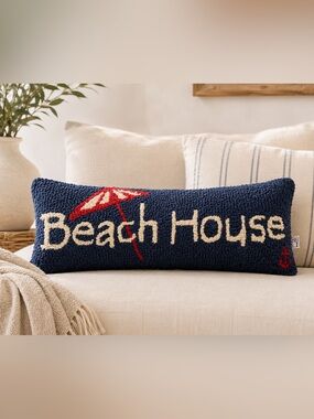 CHANDLER 4 CORNERS navy hooked wool beach pillow